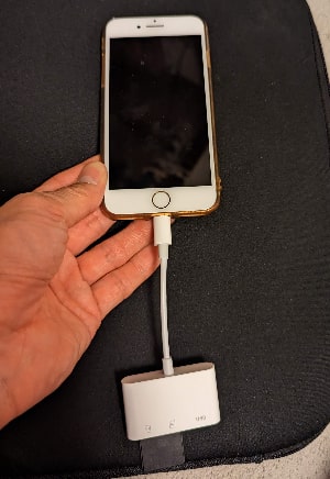 iPhoneとSDカードリーダーを接続した写真